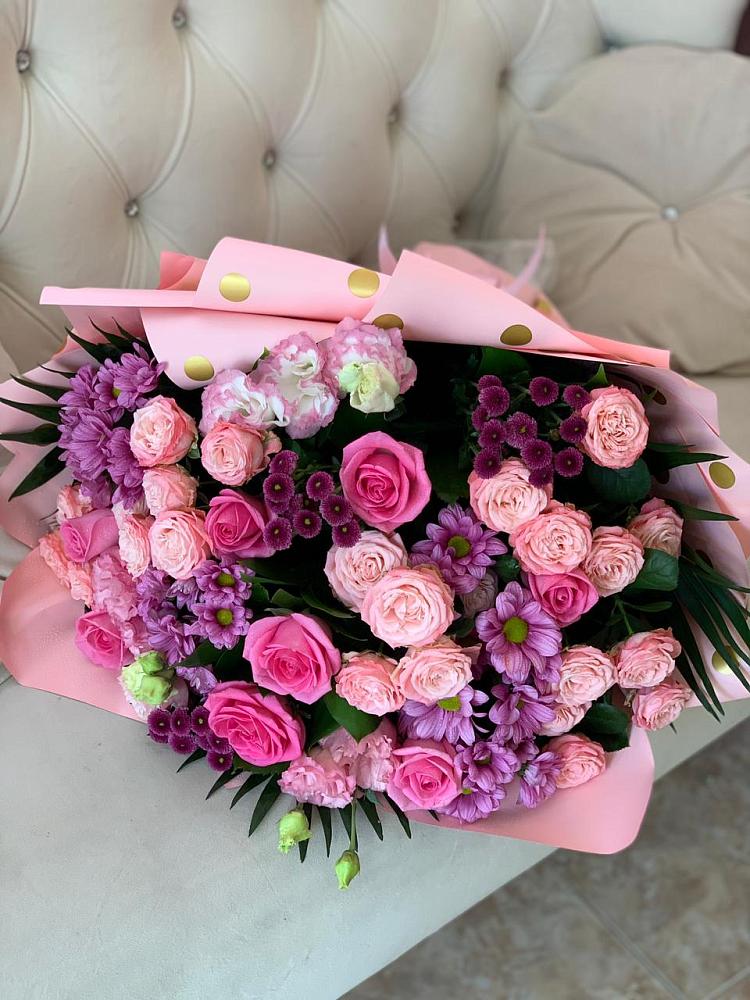 Букет цветов из: Хризантемы, Розы и Лизиантусы в Лотошино