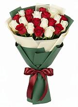 Букет Микс из красных и белых роз в Лотошино