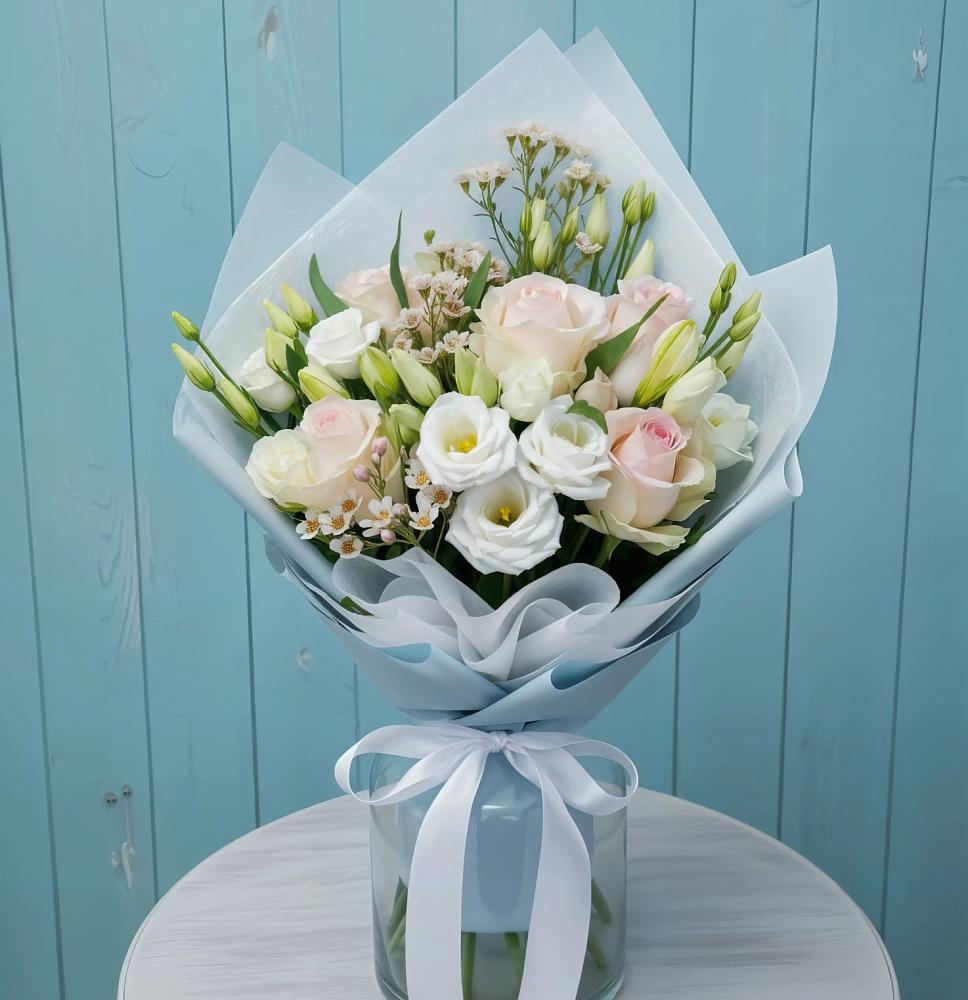 Букет цветов из: Розы и Лизиантусы в Лотошино