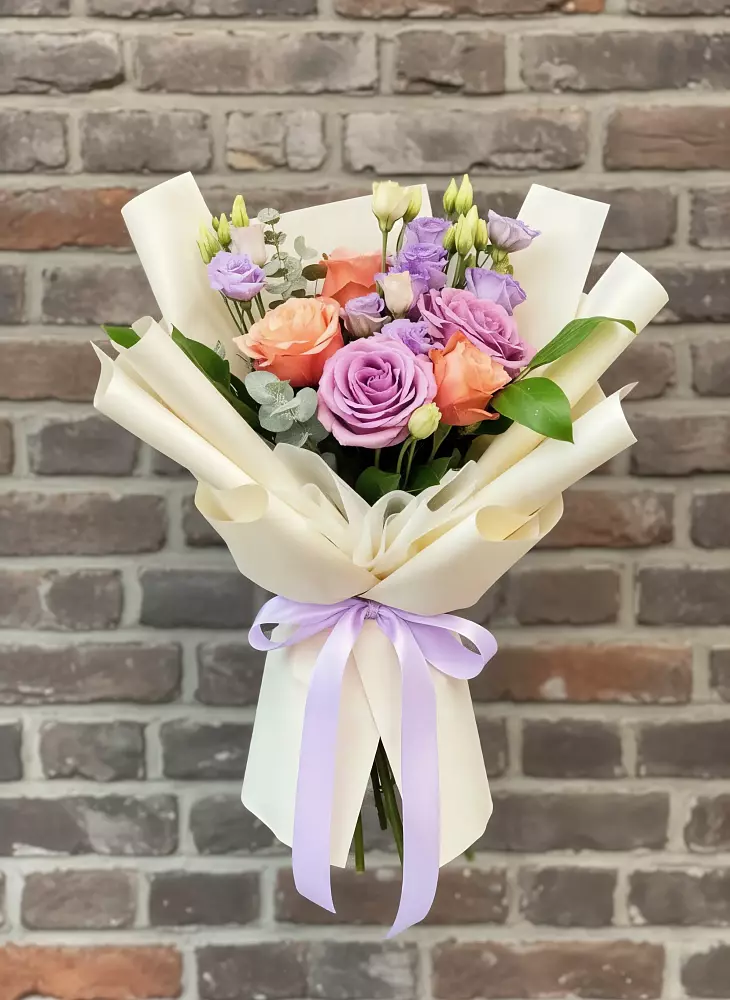 Букет цветов из: Лизиантусы и Розы в Лотошино