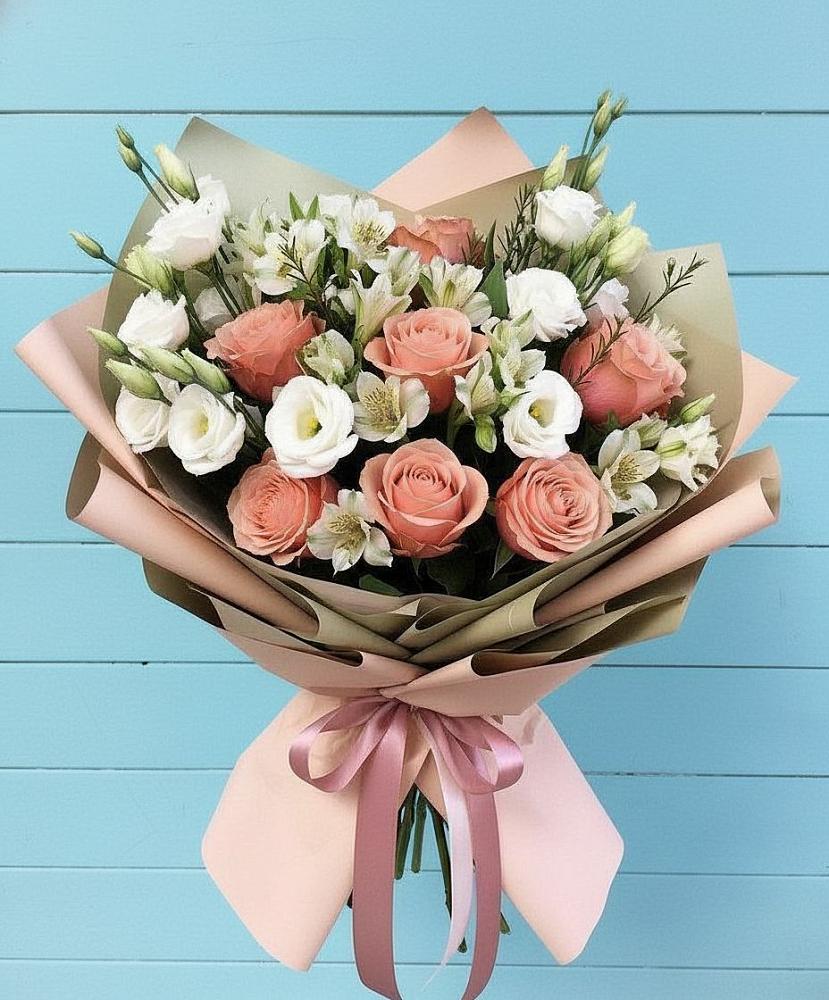 Букет цветов из: Розы, Альстромерии и Лизиантусы в Лотошино