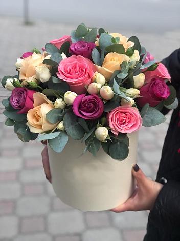 Цветочная композиция из Розы в шляпной коробке в Лотошино