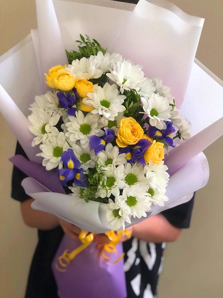 Букет цветов из: Ирисы, Хризантемы и Розы в Лотошино