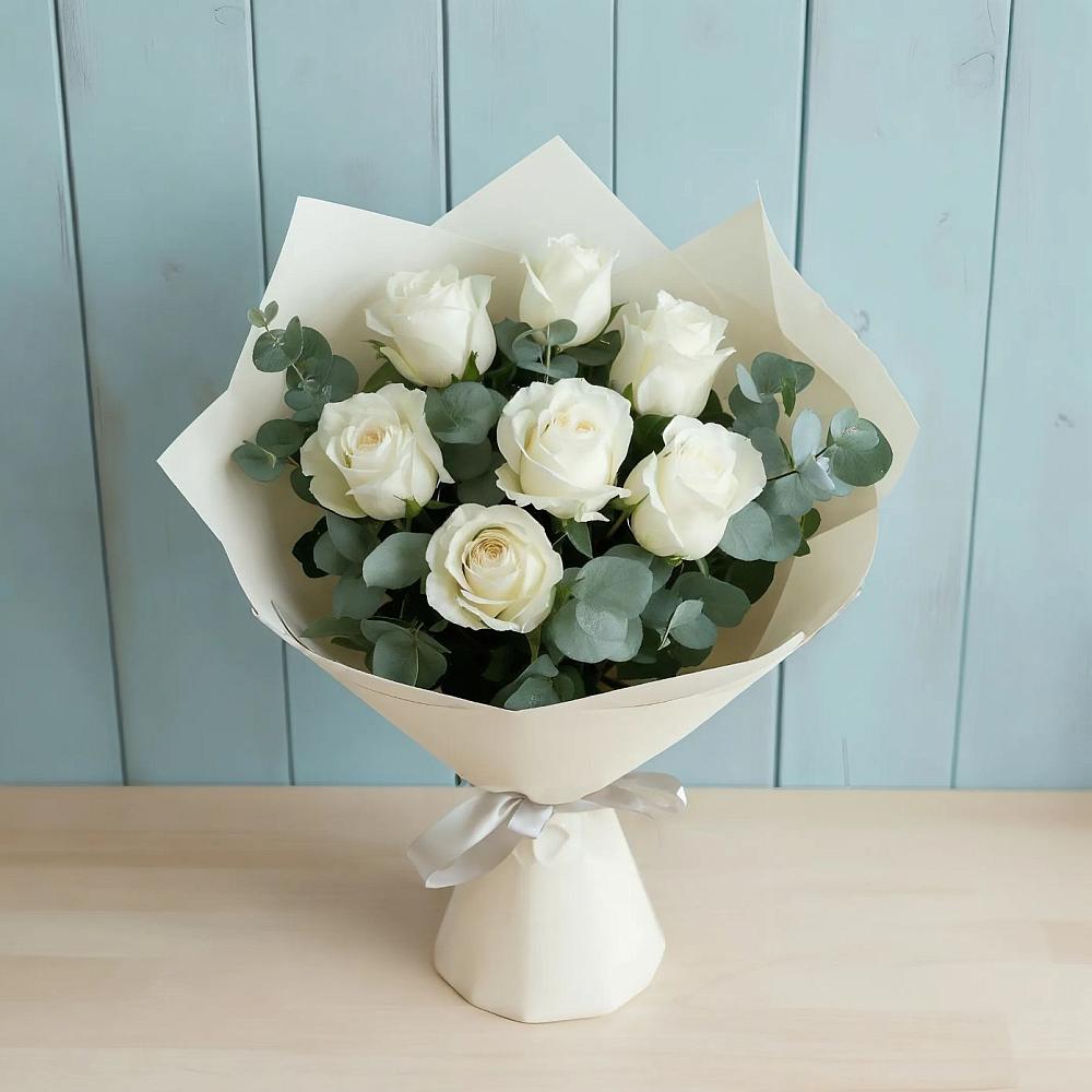 Букет Белые розы в Эвкалипте в Лотошино