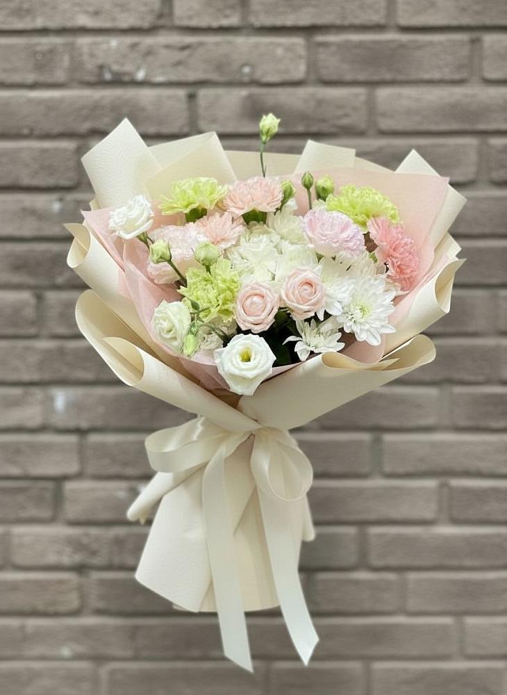 Букет цветов из: Гвоздики, Розы, Лизиантусы и Хризантемы в Лотошино