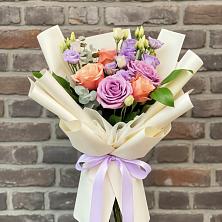 Букет цветов из:  Лизиантусы и Розы в Лотошино