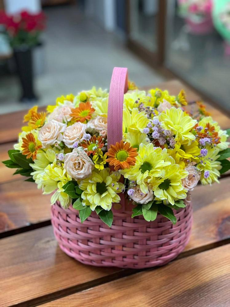 Цветочная композиция из Хризантемы и Розы в корзине в Лотошино