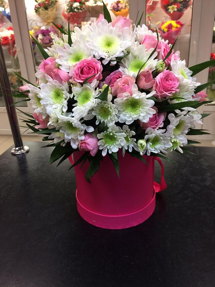 Цветочная композиция из Розы и Хризантемы в шляпной коробке в Лотошино